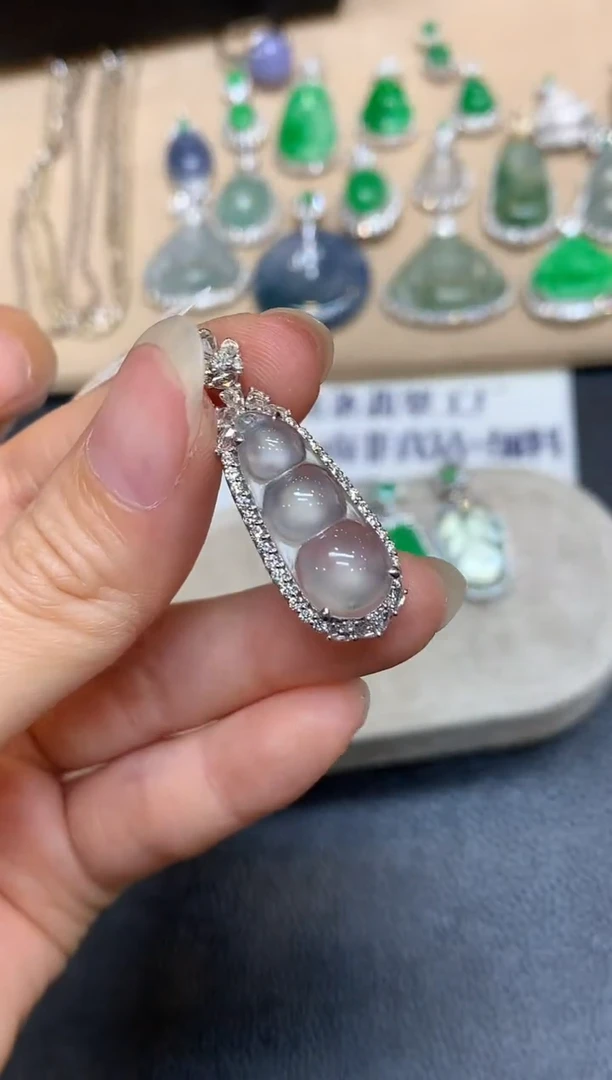颈饰18K金镶嵌翡翠福豆【无服务费