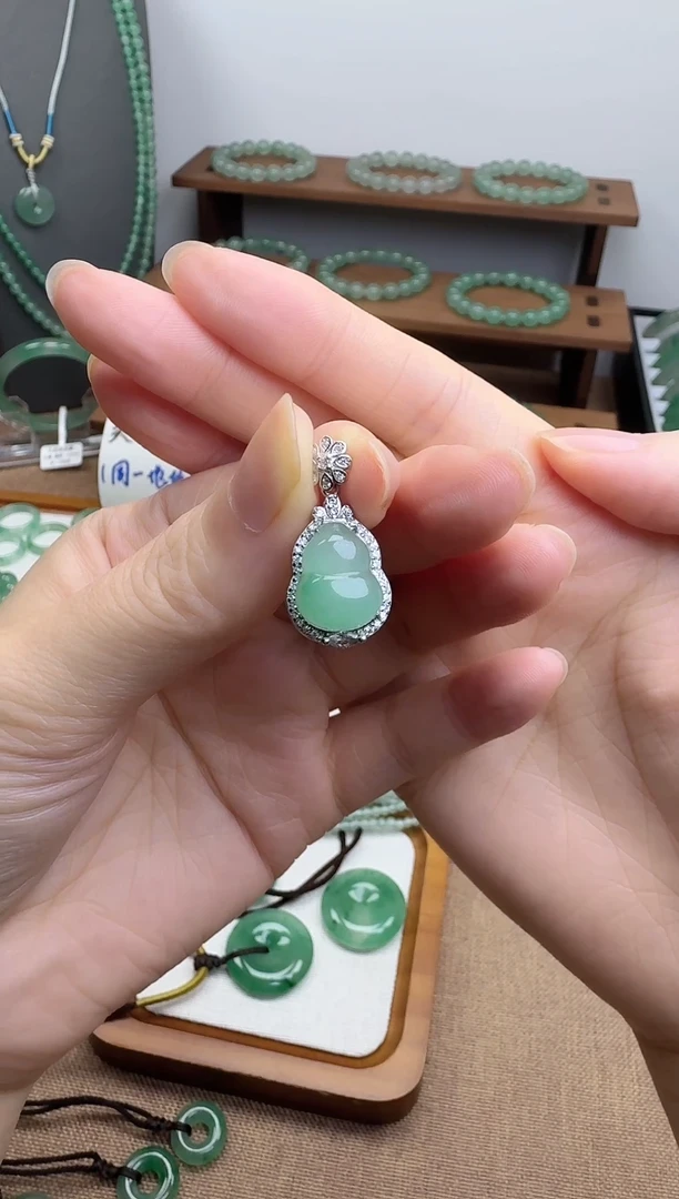 吊坠(不含链)银S925镶嵌石英质玉天然非洲翠葫芦挂坠银S925镶嵌款