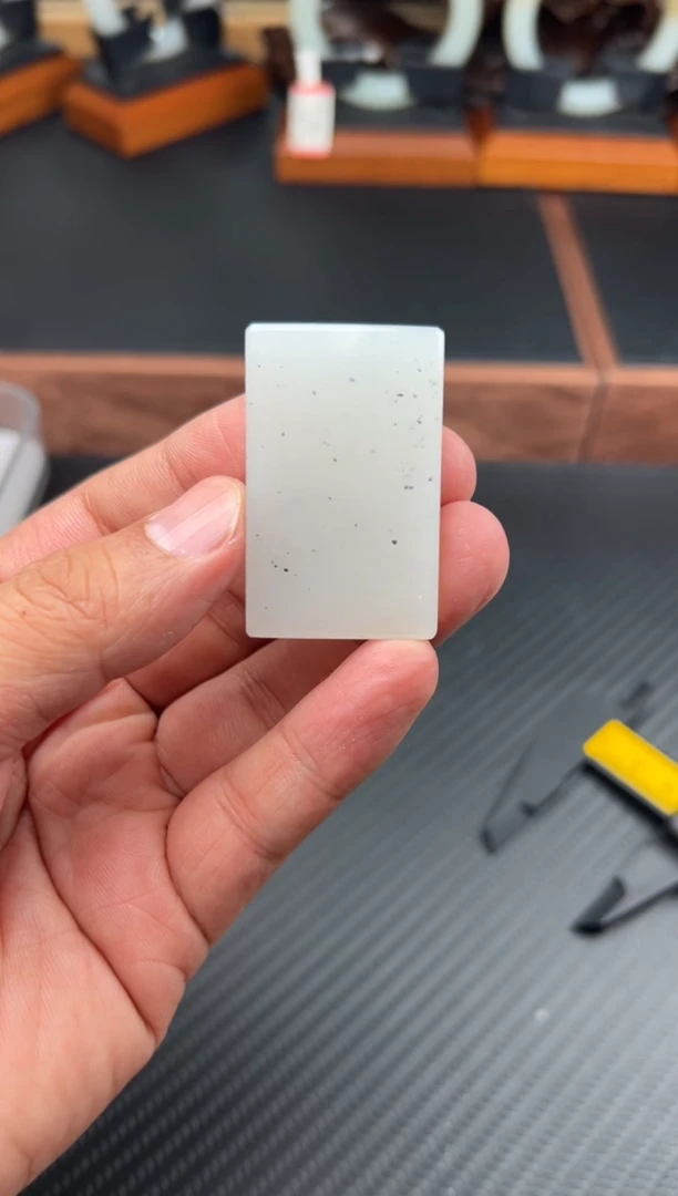 和田玉未镶嵌吊坠(赠链)黑山微色差Mm