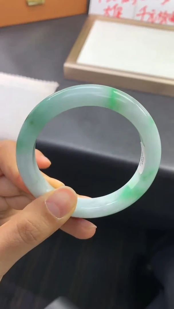 未镶嵌手镯翡翠退货需手镯吊牌标签完好