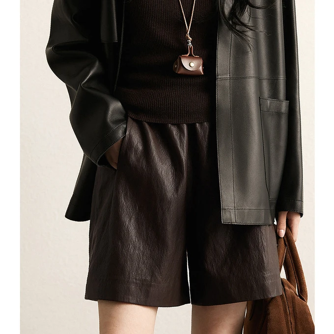 笑涵阁 时髦雅痞蛋白皮裤 褶皱肌理A字佰搭皮短裤PUD861225AG
