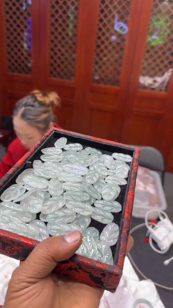 【闪购商品】翡翠手镯未镶嵌叶子挂件随机发一