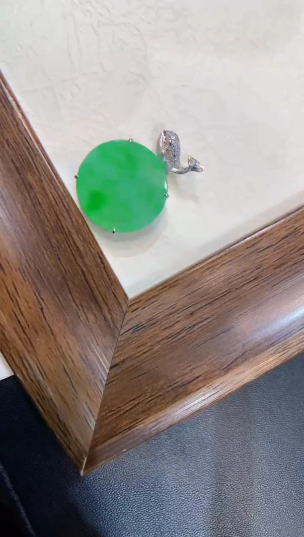 颈饰18K金镶嵌翡翠无事牌