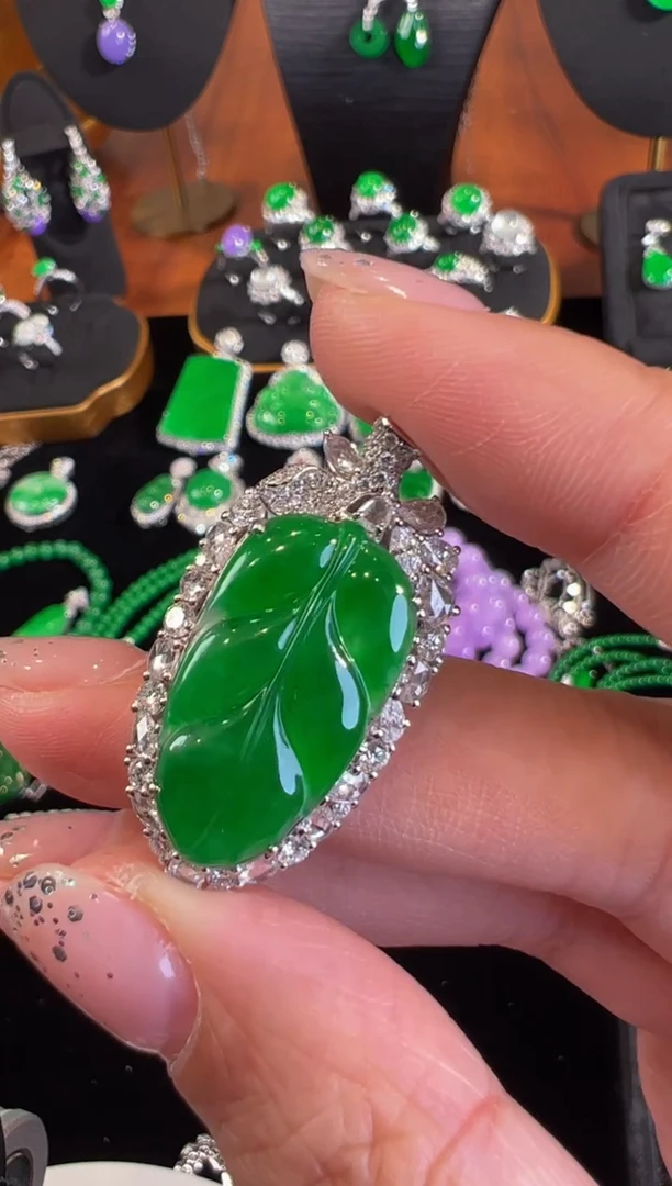 【闪购商品】翡翠颈饰18K金镶嵌树叶吊坠