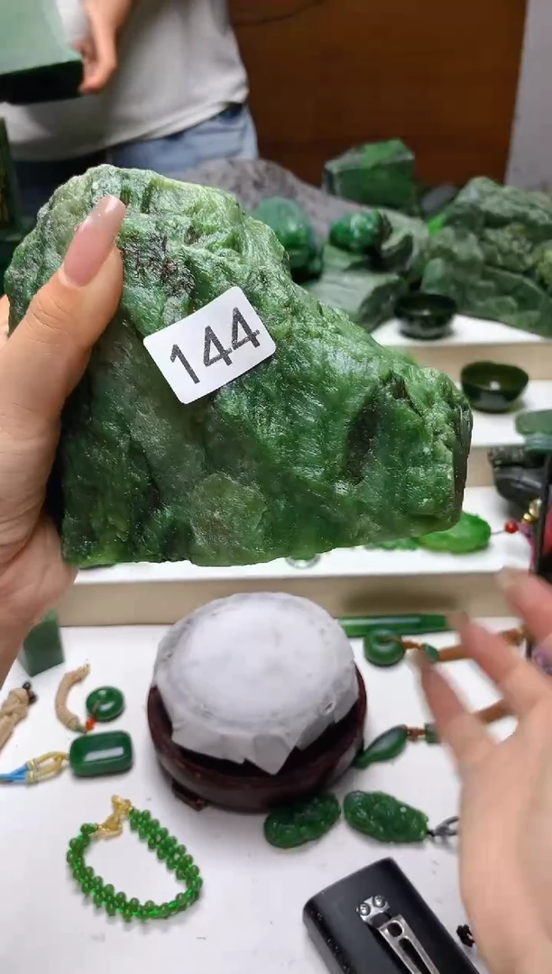 未镶嵌和田玉（碧玉）珠宝半成品0