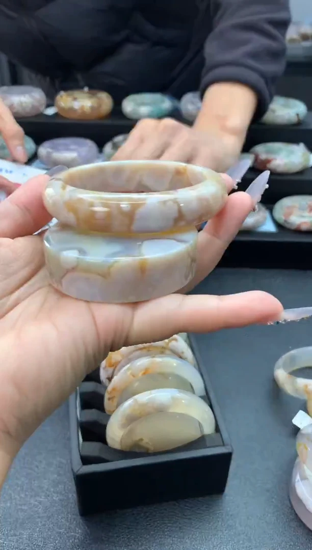 未镶嵌手镯石英质玉（60-61圈口）赠送镯心 无证书