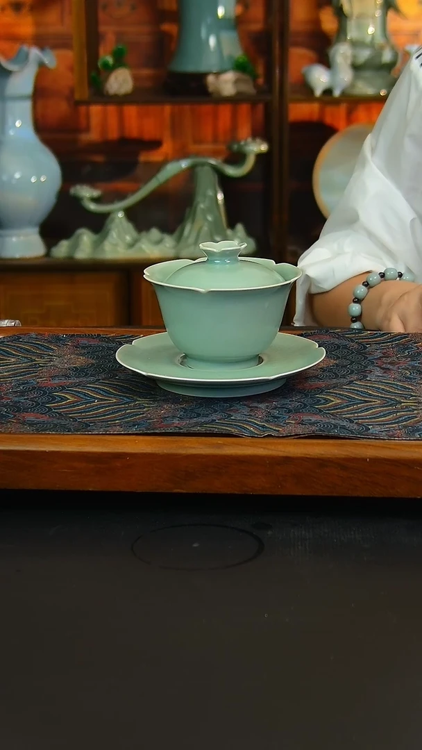 瓷片青绿釉葵口盖碗，一级品