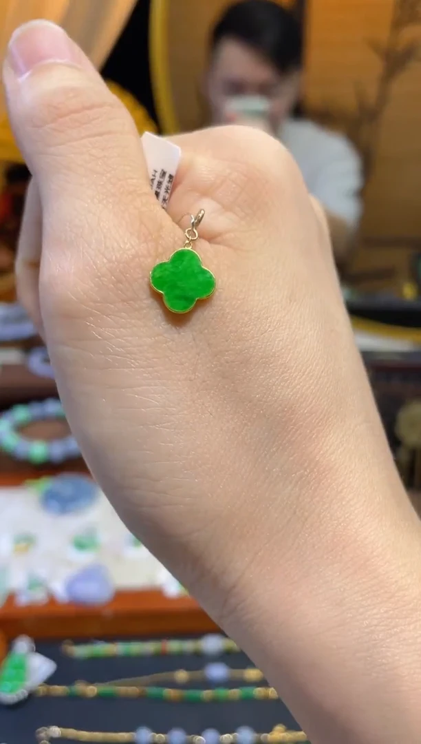 颈饰18K金镶嵌翡翠四叶草