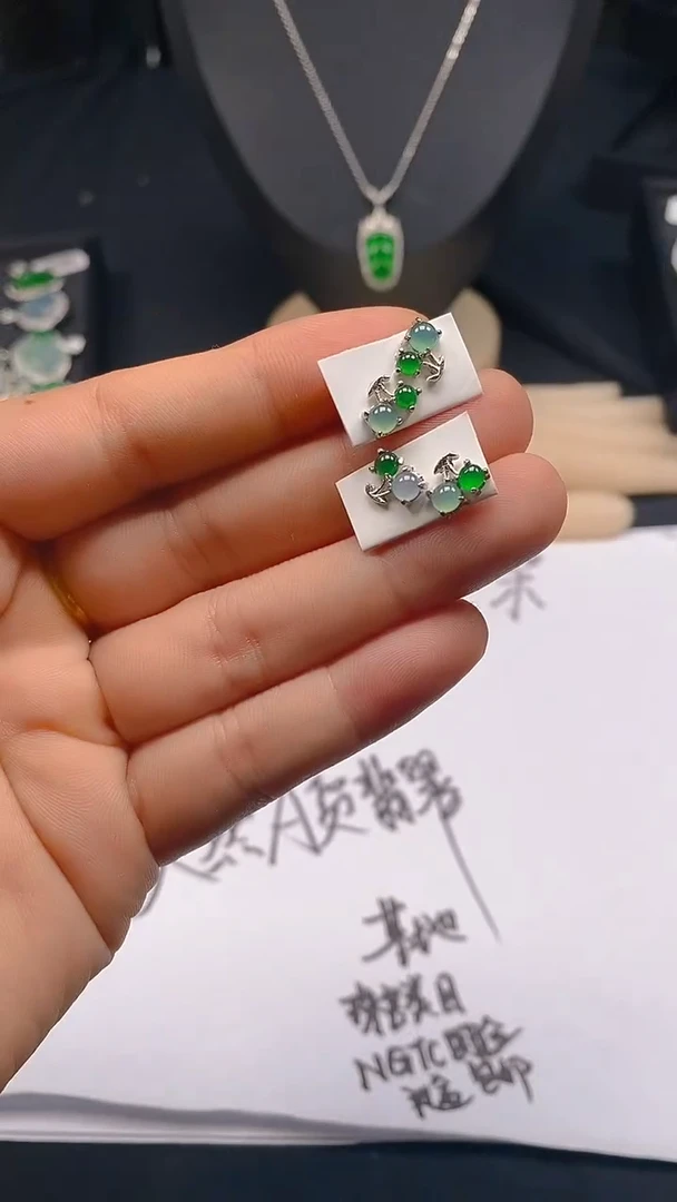 【闪购商品】翡翠耳饰未镶嵌天然A货玉石随机多样性发货