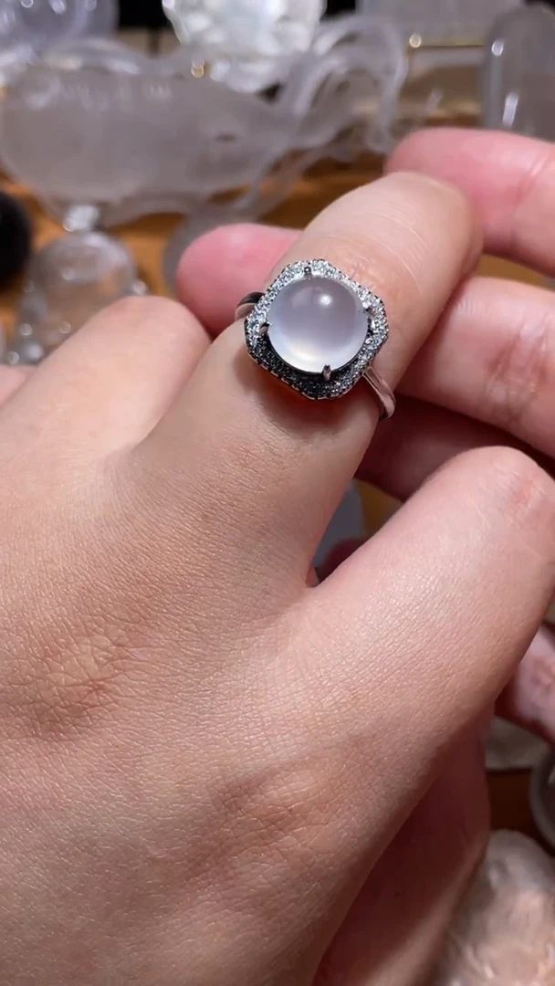 未镶嵌石英质玉戒指无