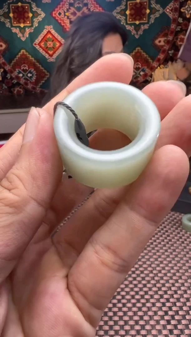 未镶嵌戒圈和田玉且末料青白玉扳指，内径21