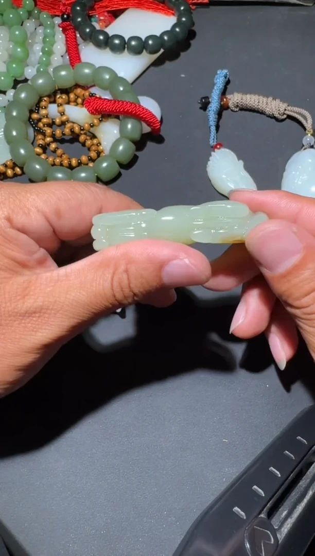 未镶嵌和田玉（糖玉）挂件和田玉