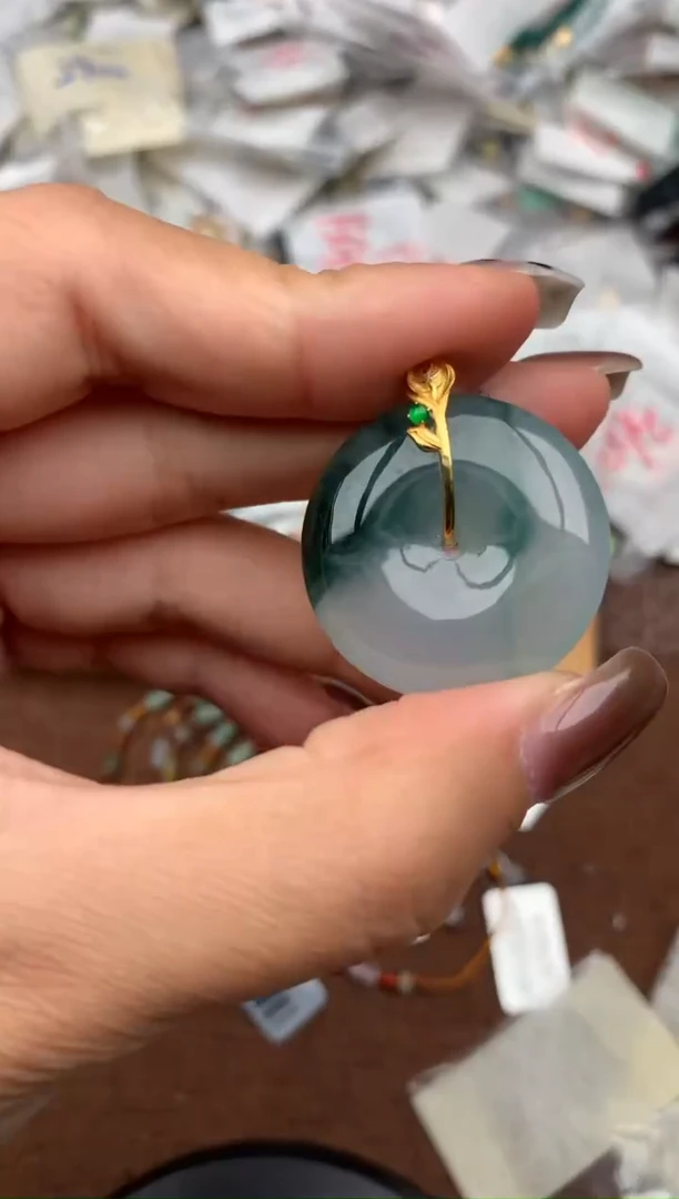 18K金镶嵌挂件翡翠—