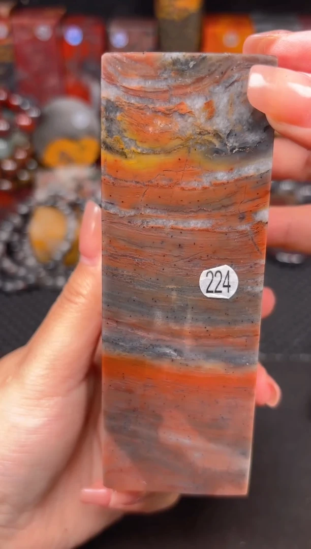 玉 桂林鸡血玉摆件 编号：224