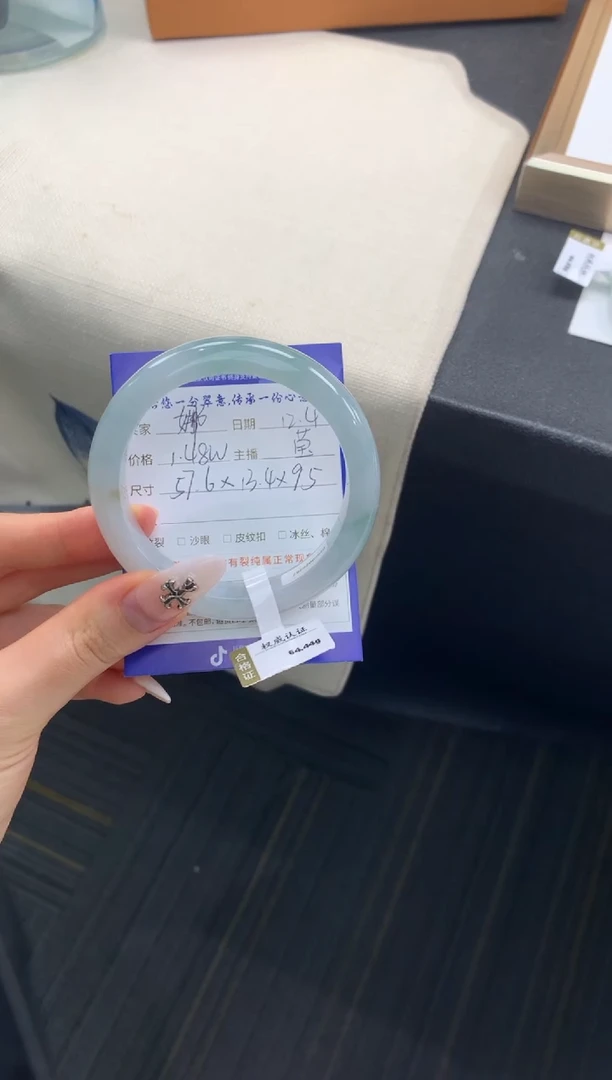 未镶嵌手镯翡翠退货需手镯吊牌标签完好