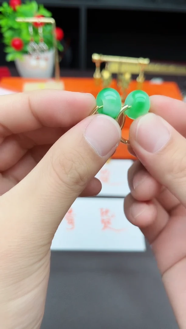 石英质玉（天山翠）未镶嵌耳钉538000