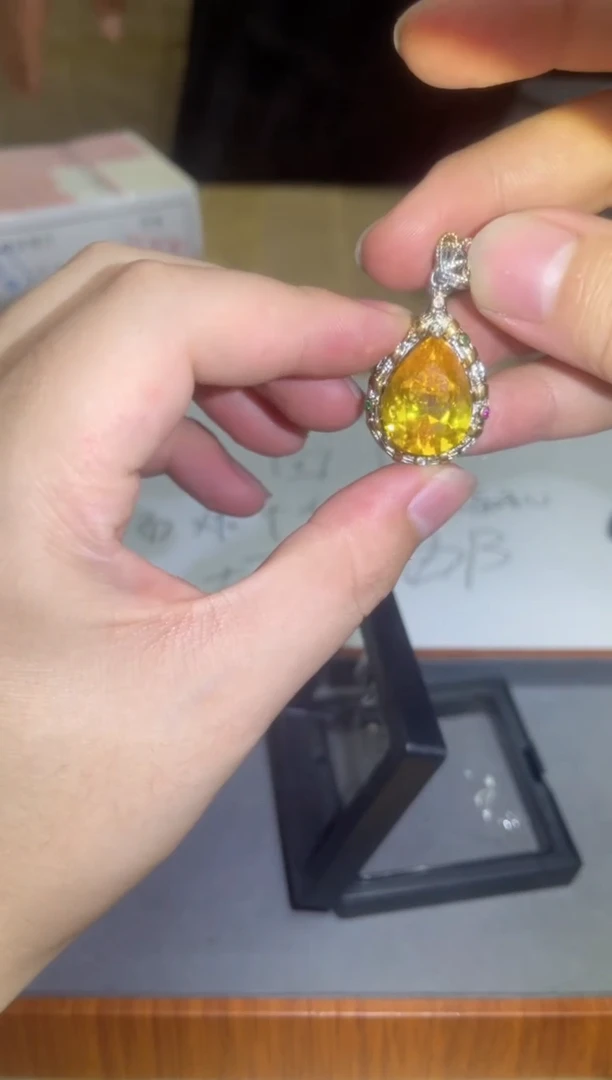 吊坠(赠链)钻石铂Pt950镶嵌Z400