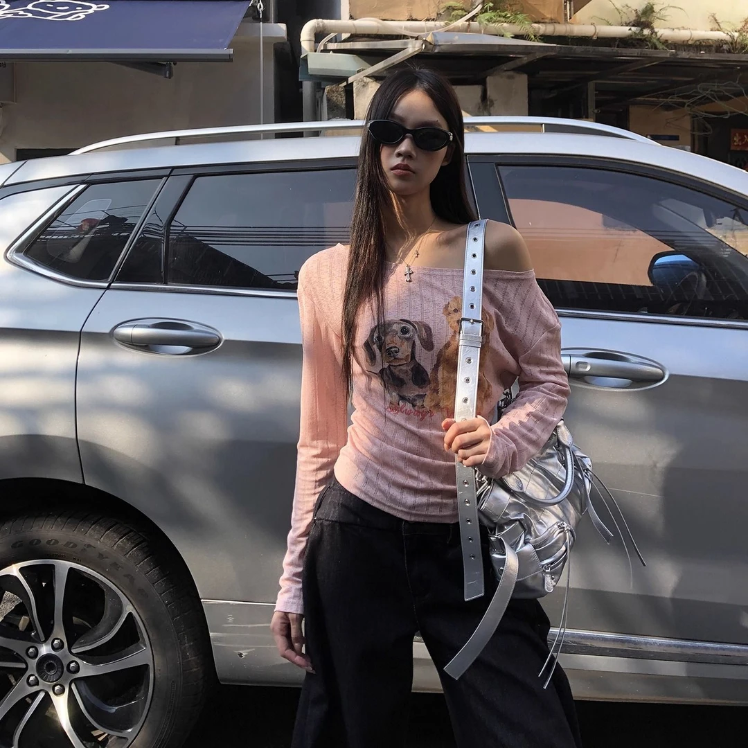 长袖t恤女2025新款春秋装辣妹炸街独特漂亮粉色露肩斜肩修身上衣