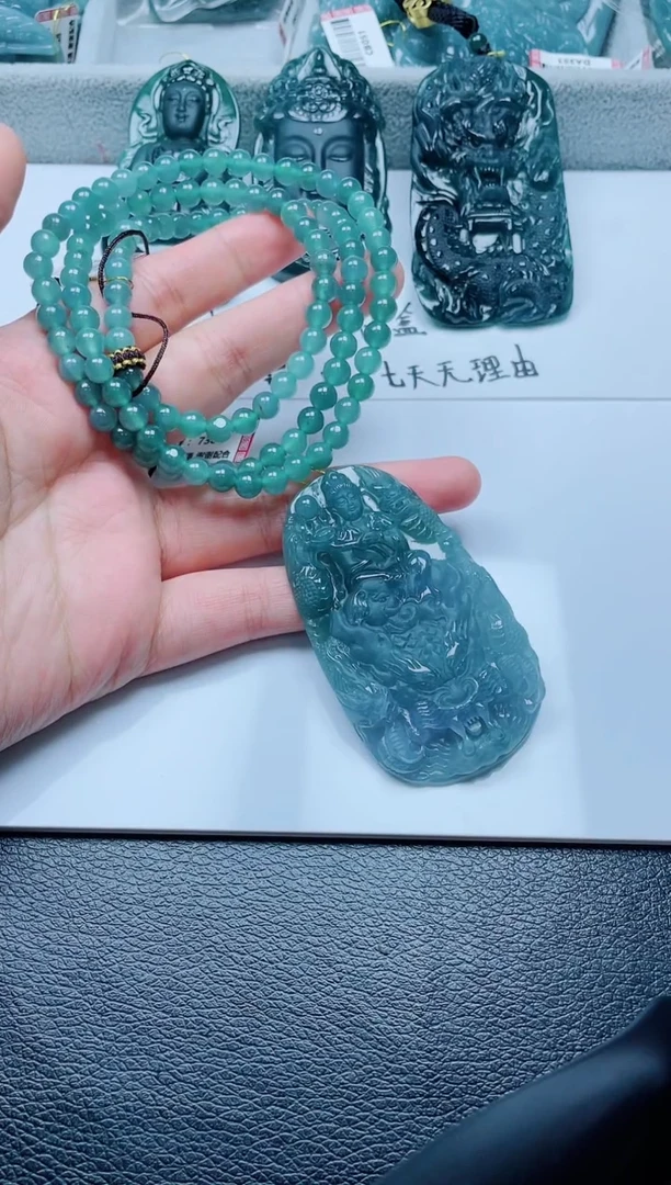 颈饰未镶嵌翡翠     一套