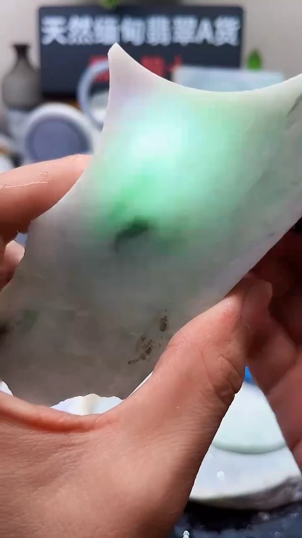 翡翠挂件未镶嵌翡翠