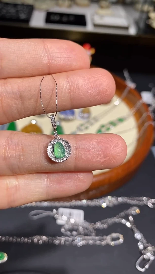 【闪购商品】翡翠颈饰18K金镶嵌吊坠