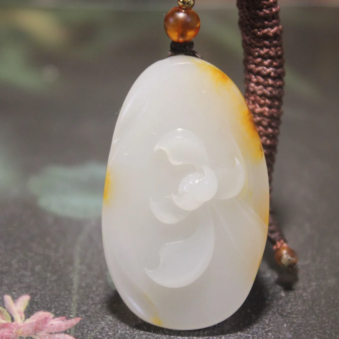 方小伟作品和田玉 荷花 独籽 背洒金皮 老熟料 暖白种 油润细腻