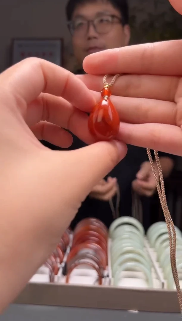 南红玛瑙未镶嵌颈饰吊坠