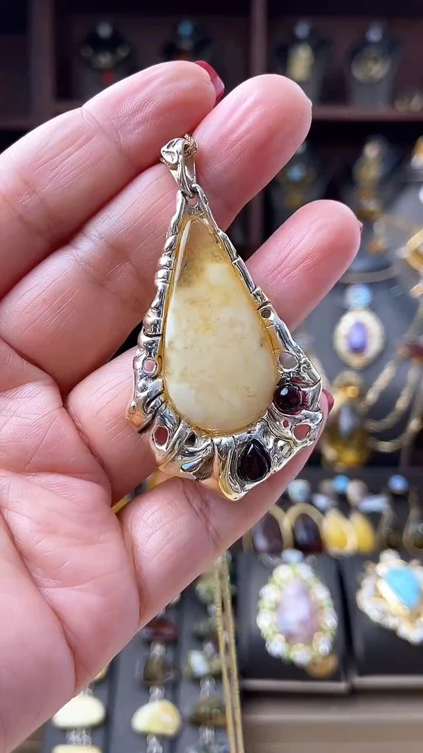 【闪购商品】琥珀颈饰银S925镶嵌吊坠