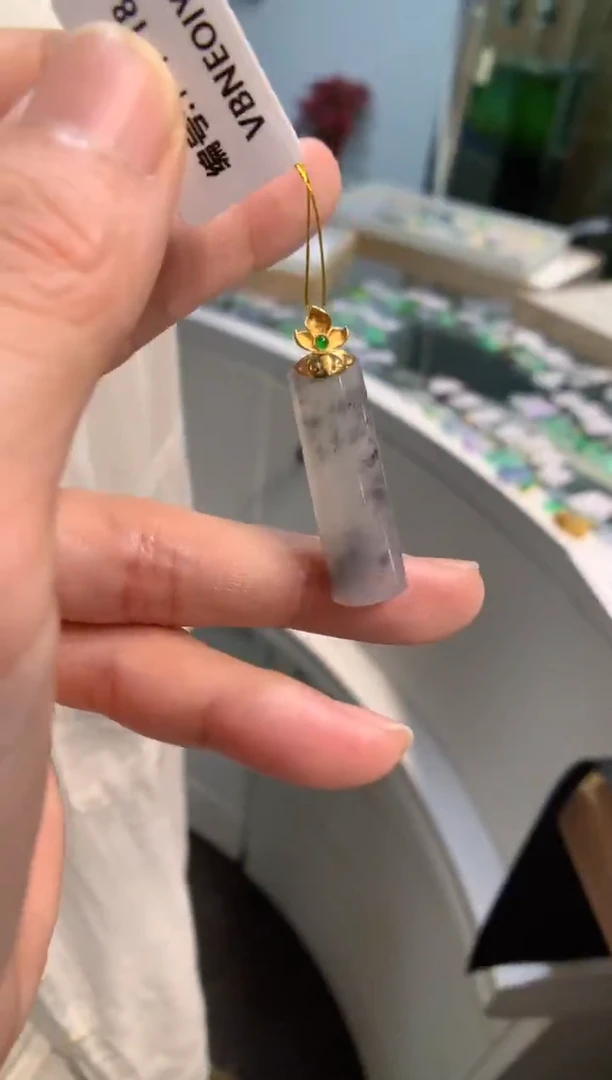 颈饰18K金镶嵌翡翠无事牌