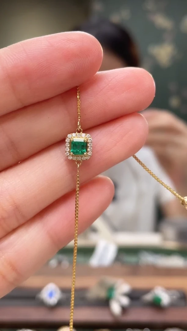 18K金镶嵌手链祖母绿主石：0.28ct