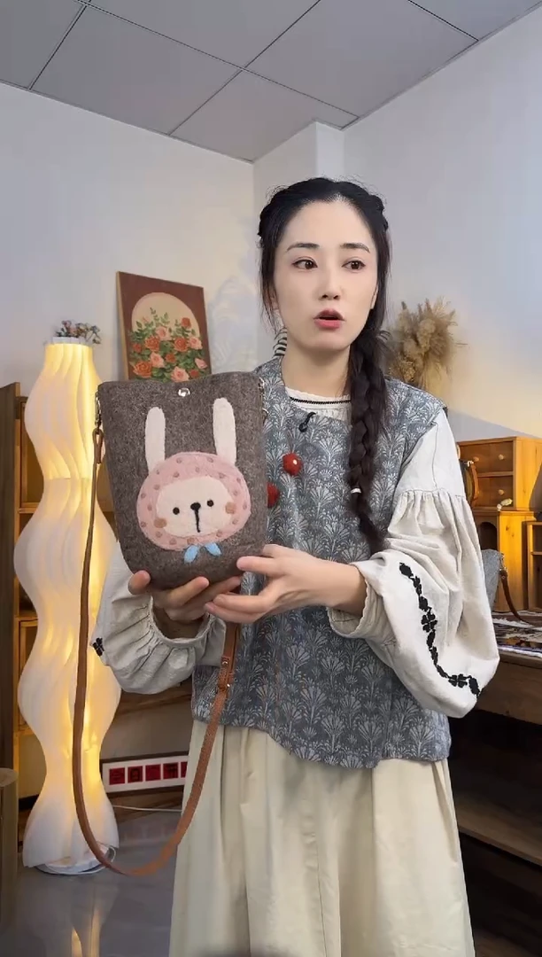 羊毛非遗纯手工包  手机包兔子