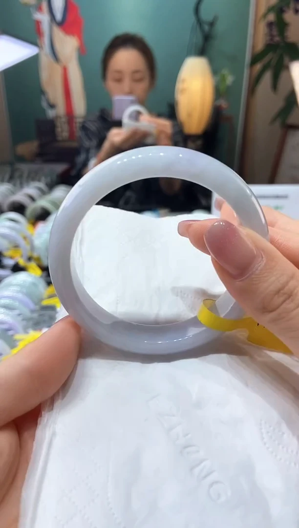 翡翠手镯未镶嵌55.6圈口t
