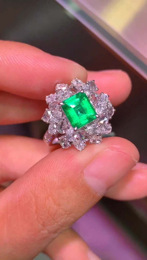 18K金镶嵌戒指祖母绿1.02ct
