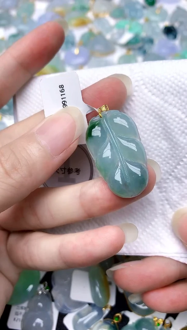 颈饰18K金镶嵌翡翠天然A货翡翠