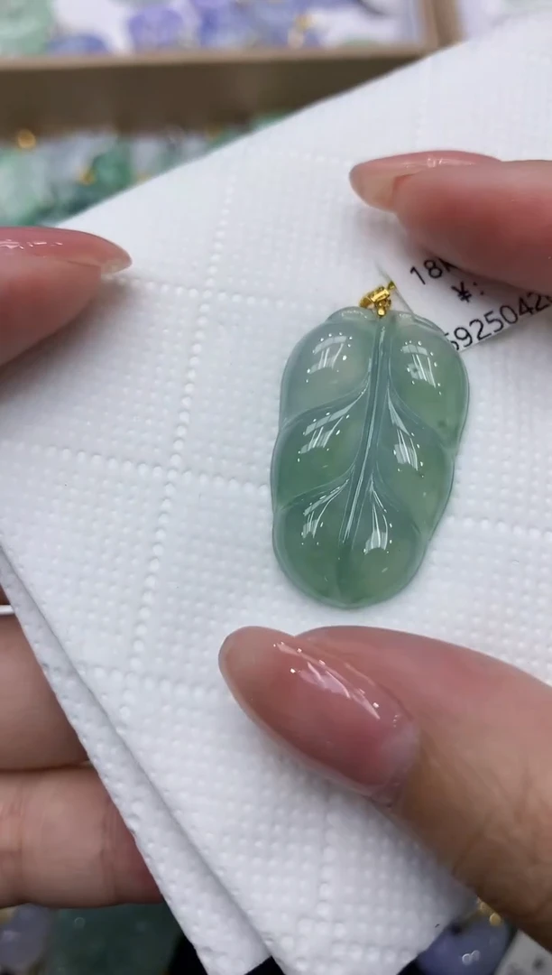 翡翠18K金镶嵌颈饰111111111