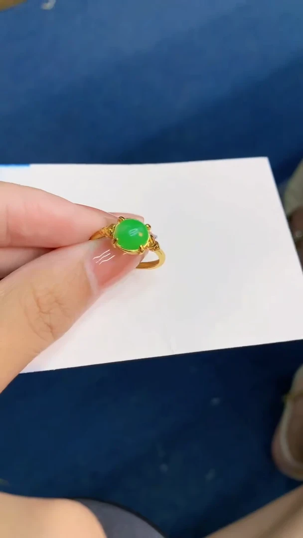 翡翠未镶嵌颈饰           1