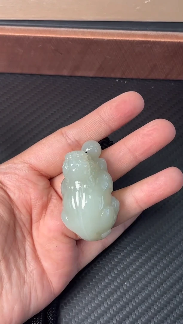 未镶嵌和田玉把件且末微色差近矿貔貅把件J