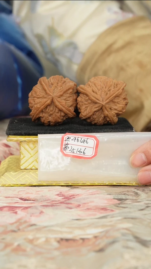 【闪购商品】文玩核桃把件红狮子头四棱