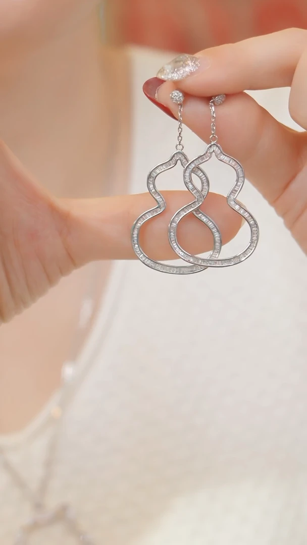 【闪购商品】钻石耳饰18K金镶嵌镂空