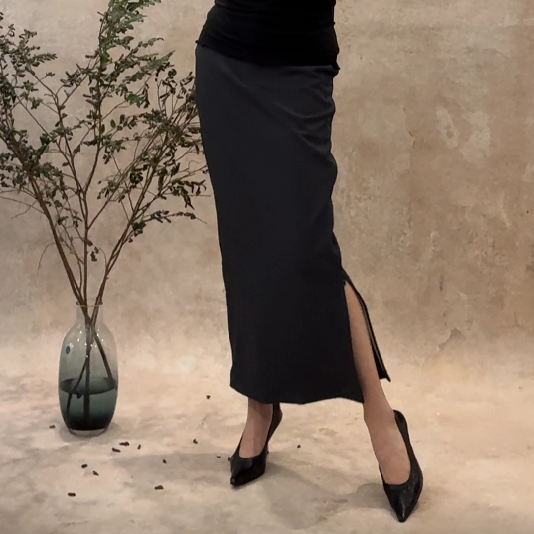 【岩】灰色修身侧开衩半裙 简约大气