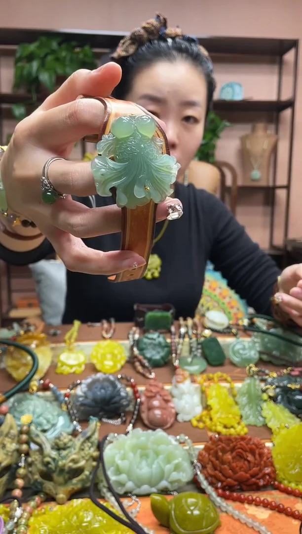 未镶嵌岫玉吊坠多样性发货发其中之一