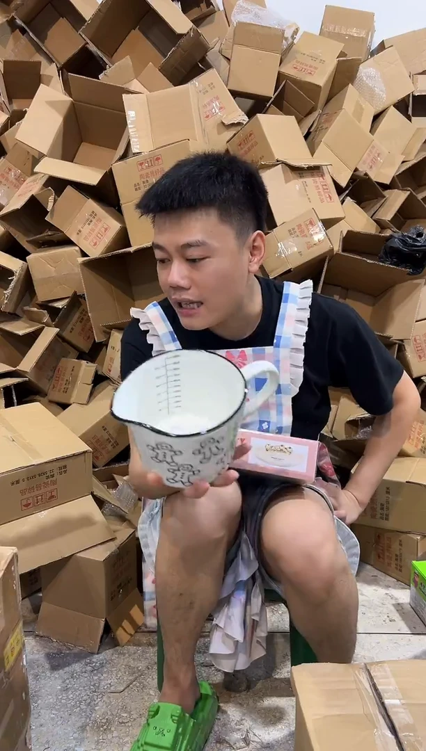 瓷片姜饼人奶壶
