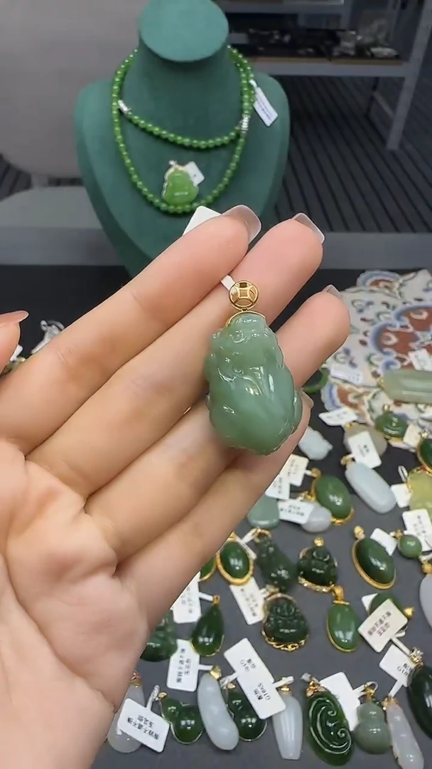 18K金镶嵌和田玉挂件1