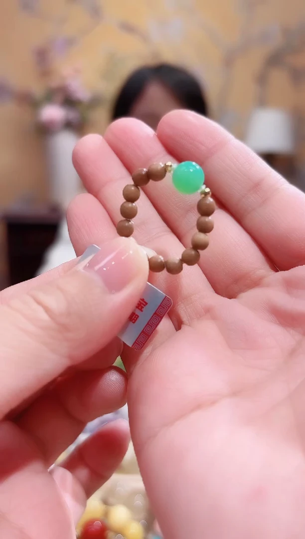 未镶嵌石英质玉戒指戒指