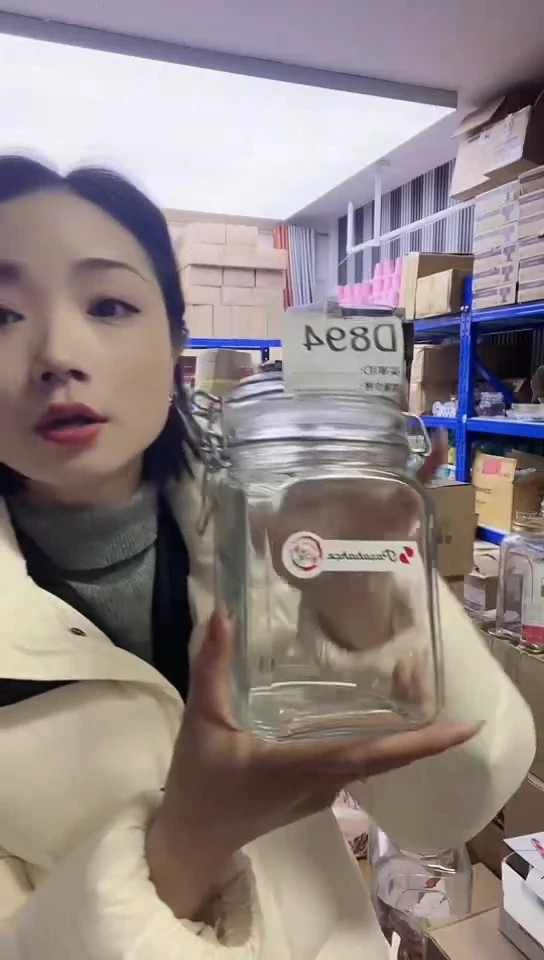 【闪购商品】瓷片进口百货1000ml储物罐金属扣D894