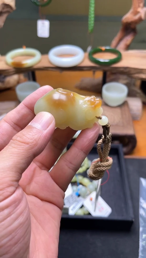 未镶嵌和田玉把件若羌糖黄 貔貅