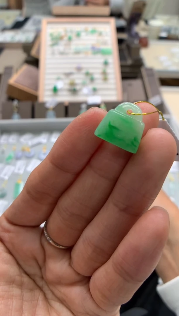 颈饰未镶嵌翡翠锁