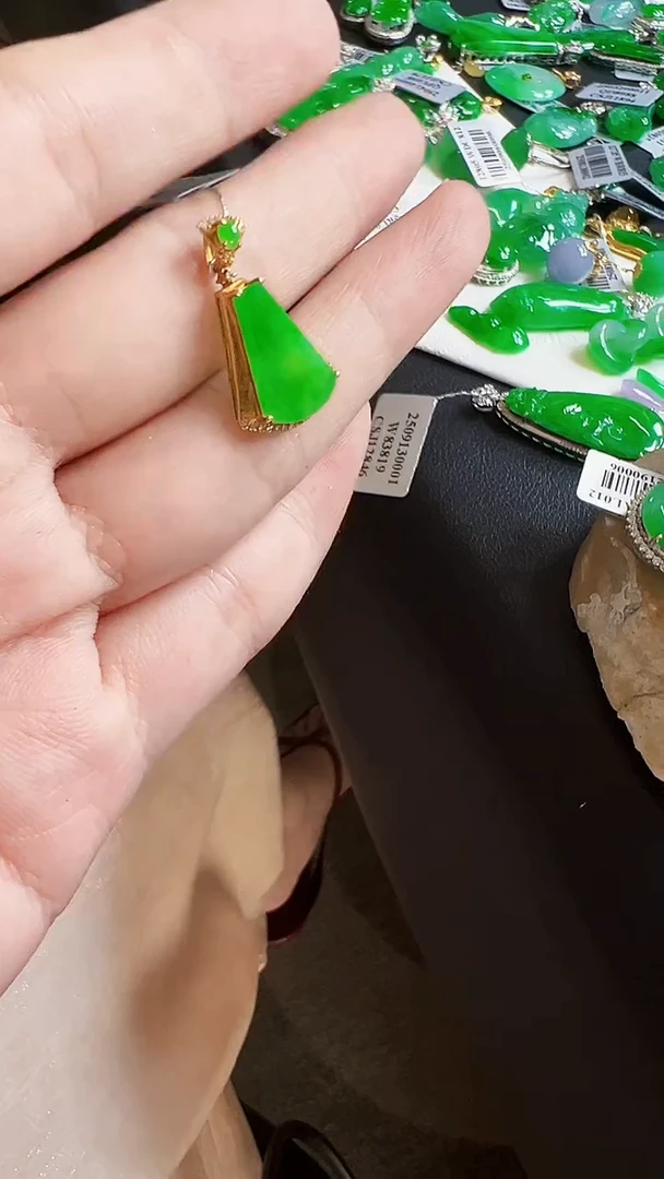 颈饰18K金镶嵌翡翠紫*花无事牌
