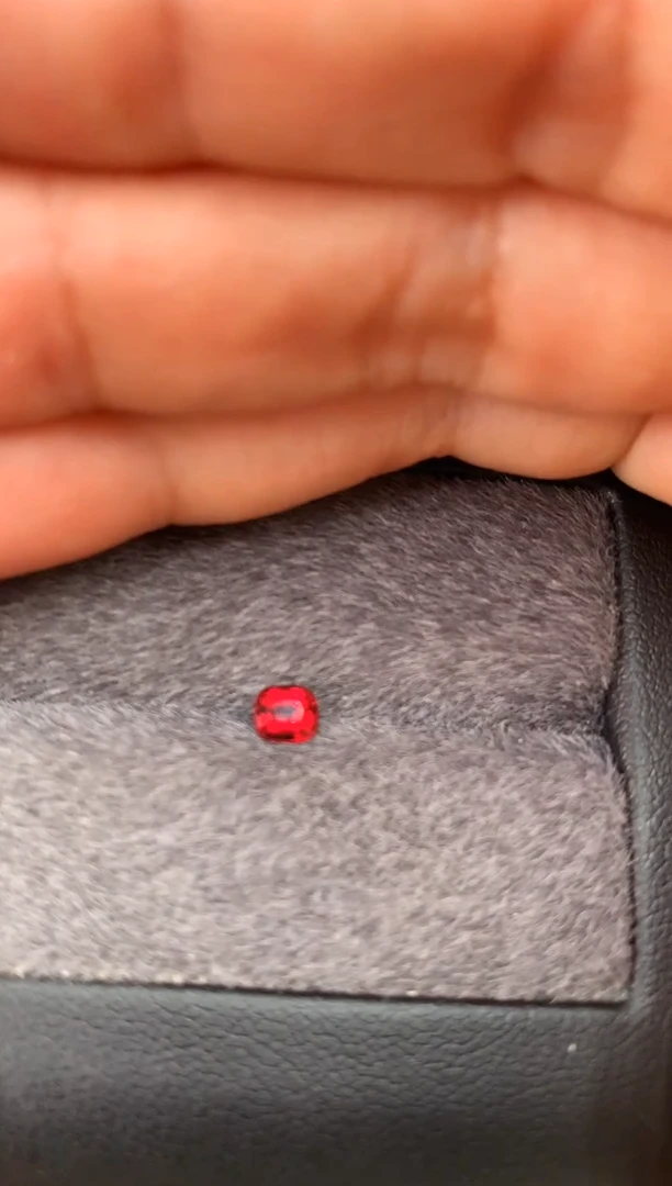 未镶嵌裸石定制尖晶石枕型 红色调 0.38ct