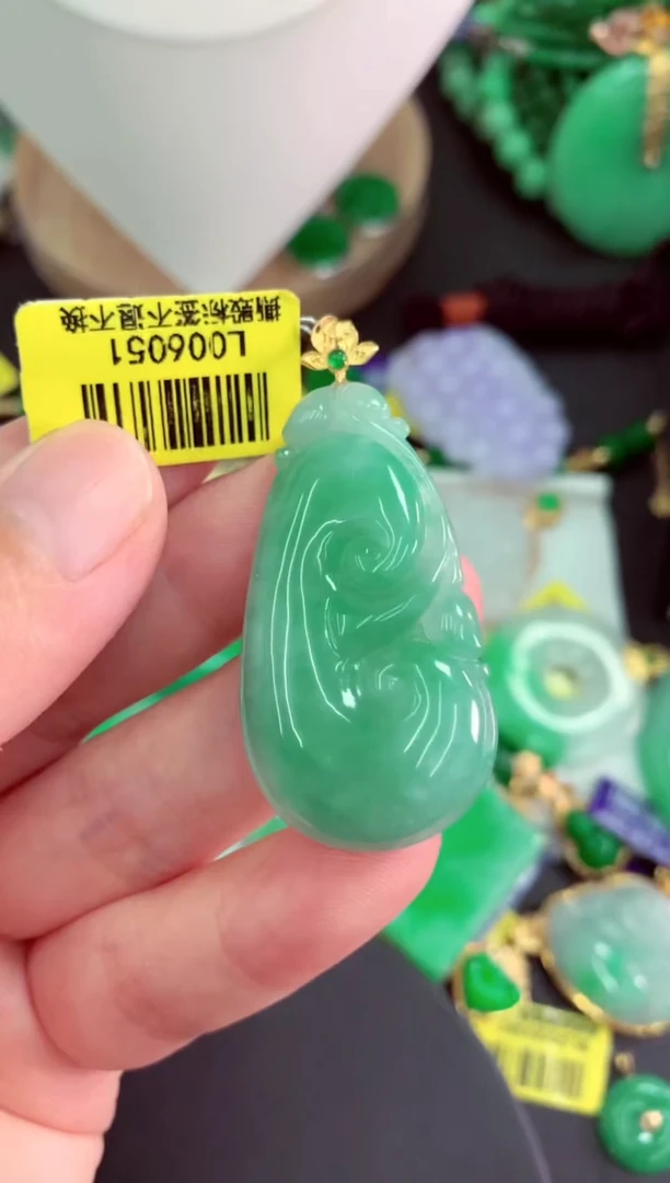 颈饰18K金镶嵌翡翠挂件